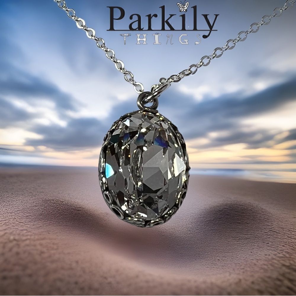 Handcrafted necklace with Swarovski crystal and chain
